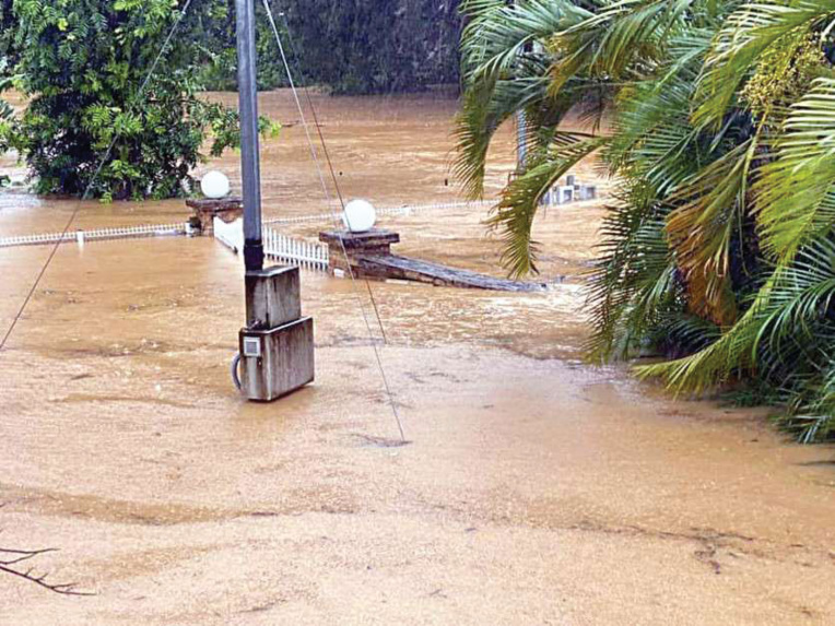 L'entrée d'une propriété sous les eaux à Dumbéa. Photo DR www.lnc.nc L'entrée d'une propriété sous les eaux à Dumbéa. Photo DR www.lnc.nc
