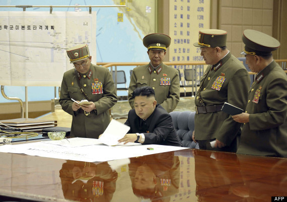 Corée du Nord: des cartes militaires à l'arrière-plan de photos officielles