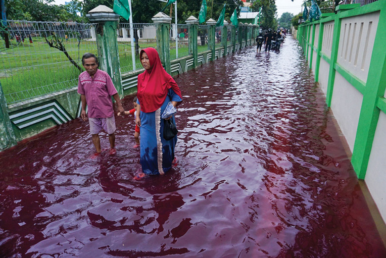Indonésie: des flots de couleur rouge sang après des inondations Indonésie: des flots de couleur rouge sang après des inondations