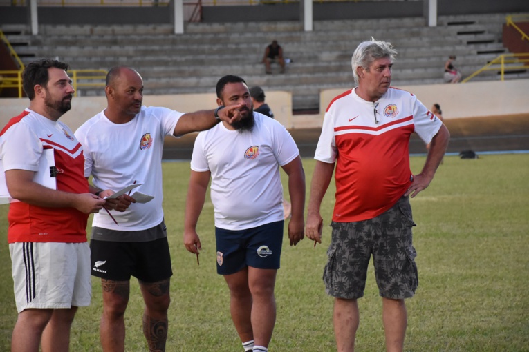 Teiki Dubois (au bout à gauche) occupe le poste de sélectionneur. Il sera épaulé par Teave Orbeck (au centre), entraîneurs des arrières, Rémy Mahuta (centre droit), en charge des avants et par Apolosi Foliaki qui s'occupera de la préparation physique. Et au bout à droite Laurent Tardieu, président de la Fédération polynésienne de rugby. Teiki Dubois (au bout à gauche) occupe le poste de sélectionneur. Il sera épaulé par Teave Orbeck (au centre), entraîneurs des arrières, Rémy Mahuta (centre droit), en charge des avants et par Apolosi Foliaki qui s'occupera de la préparation physique. Et au bout à droite Laurent Tardieu, président de la Fédération polynésienne de rugby.