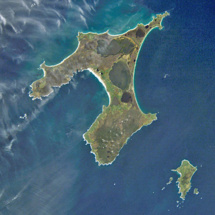 L’île principale des Chatham, baptisée Chatham et, au sud-est, l’île de Pitt. On distingue sur cette vue satellite les lacs occupant une partie de la grande île.