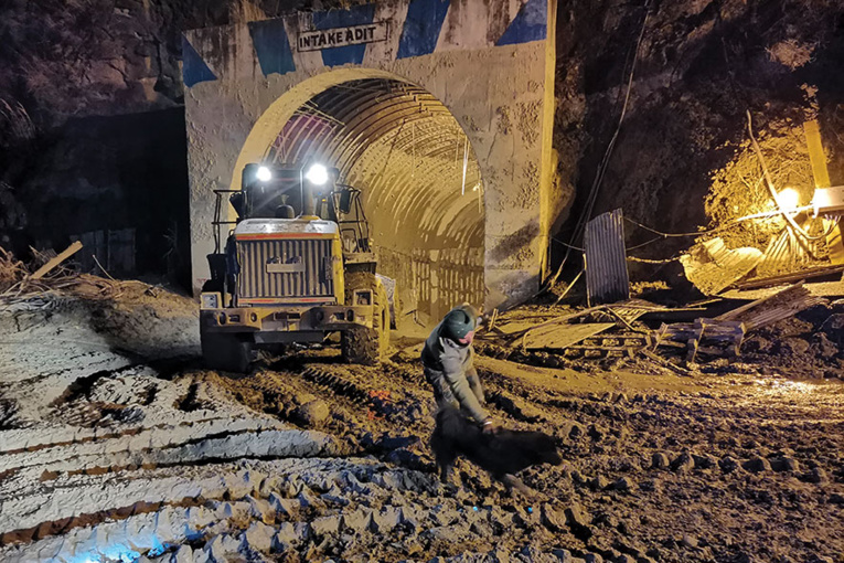 Inde: un forage pour tenter de sauver une trentaine d'hommes piégés dans un tunnel