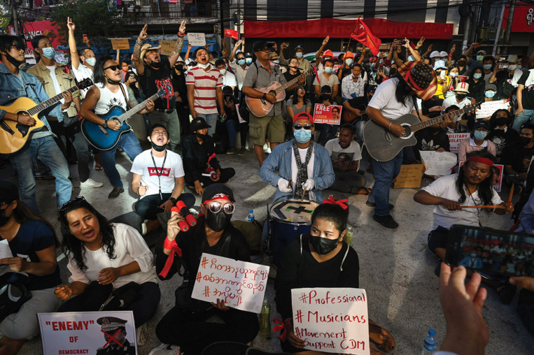 Birmanie: les manifestants anti-coup d'Etat de nouveau dans la rue, centaines d'arrestations Birmanie: les manifestants anti-coup d'Etat de nouveau dans la rue, centaines d'arrestations