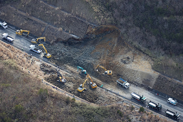 Japon: plus d'une centaine de blessés dans un puissant séisme au large de Fukushima