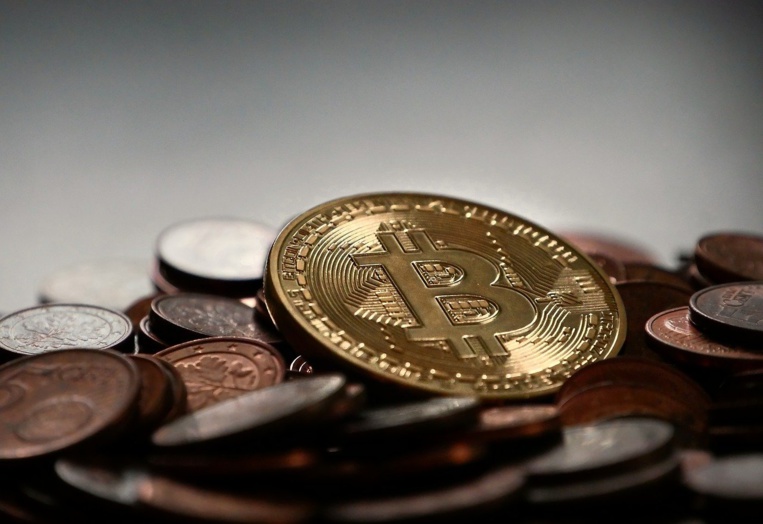 Le bitcoin dépasse 50.000 dollars et intéresse Wall Street