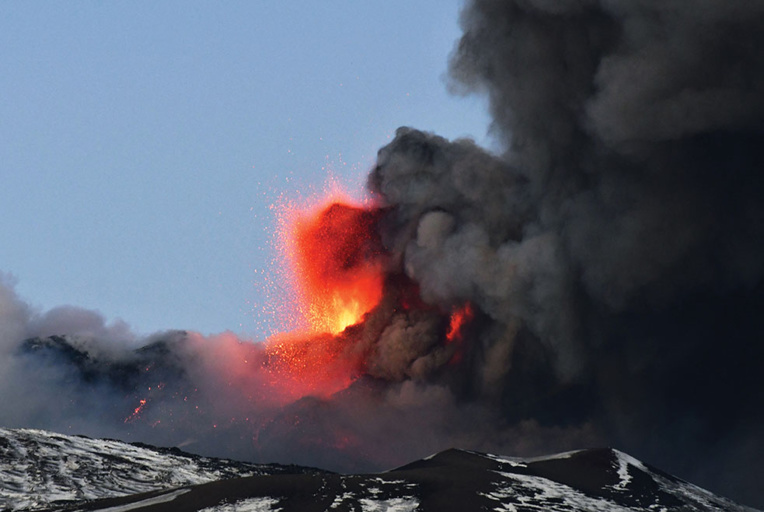 Une spectaculaire éruption de l'Etna provoque une pluie de pierres Une spectaculaire éruption de l'Etna provoque une pluie de pierres