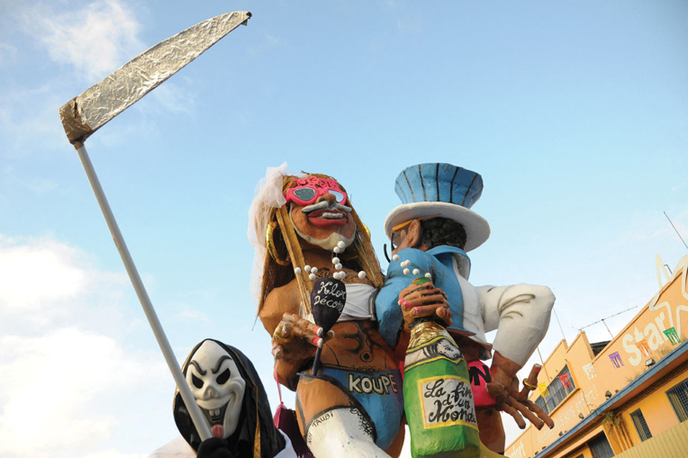 Aux Antilles, les carnavaliers bravent le Covid-19... et les autorités Aux Antilles, les carnavaliers bravent le Covid-19... et les autorités