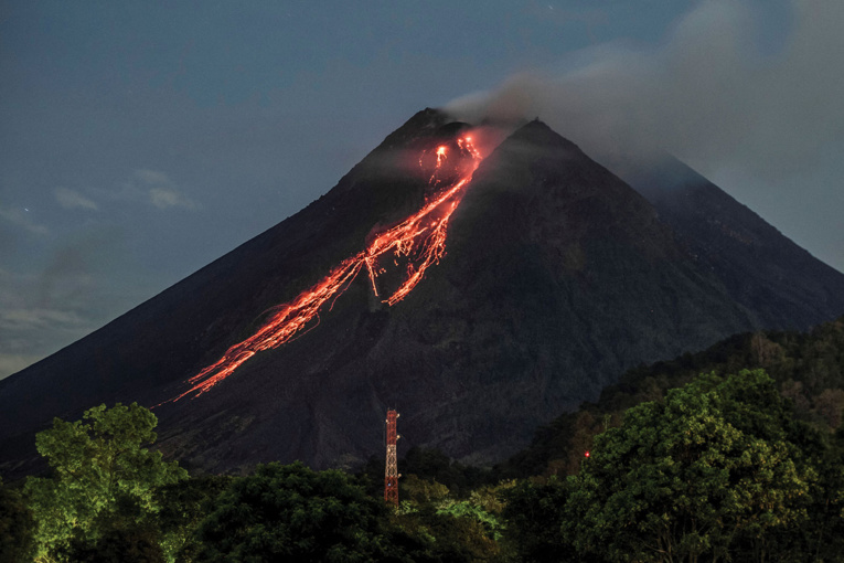 Indonésie: le Merapi crache de la lave incandescente Indonésie: le Merapi crache de la lave incandescente