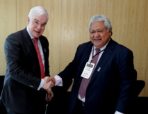 Pim van Ballekom, Vice-président chargé du Pacifique à la Banque Européenne d’Investissement (BEI) et Tuilaepa Sailele Malielegaoi, Premier ministre samoan, signent un accord de financement.