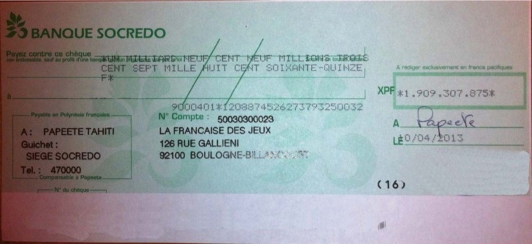 Super Cheque Le gagnant Polynésien du super loto empoche son chèque de 1 909 307 875 ...