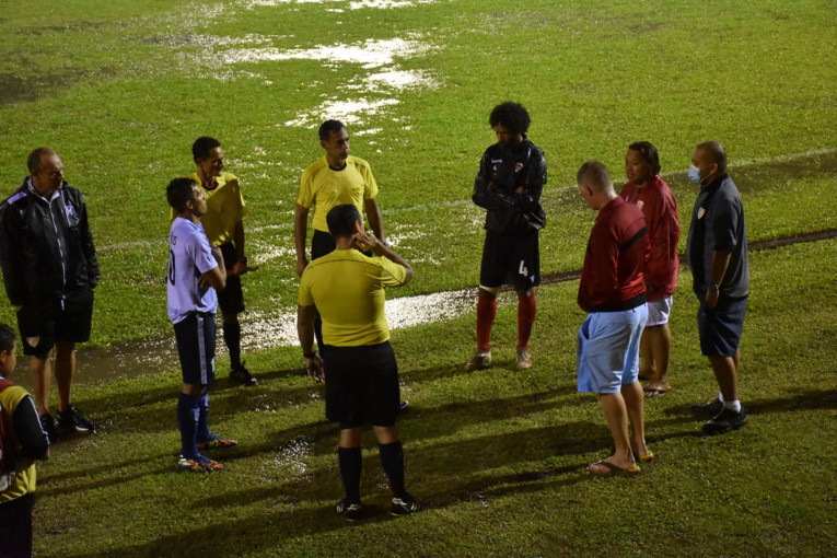 En raison d'un terrain inondé, les joueurs de l'AS Vénus et de l'AS Central Sport n'ont pas pu disputer la deuxième mi-temps de leur match. En raison d'un terrain inondé, les joueurs de l'AS Vénus et de l'AS Central Sport n'ont pas pu disputer la deuxième mi-temps de leur match.