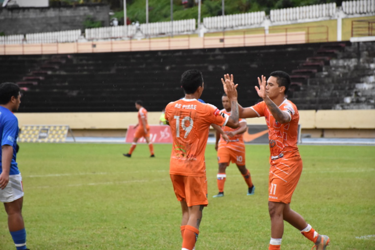 Gervais Chan Kat qui félicite ici Sandro Tau, auteur d'un quintuplé samedi face à l'AS JT. Gervais Chan Kat qui félicite ici Sandro Tau, auteur d'un quintuplé samedi face à l'AS JT.