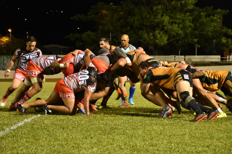 Les avants de Punaauia ont mis au supplice leurs homologues de Papeete lors des mêlées.. Les avants de Punaauia ont mis au supplice leurs homologues de Papeete lors des mêlées..