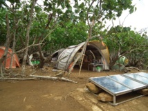 Le site de campement des quatre archéo-Robinson, alimenté en énergie par des panneaux solaires.