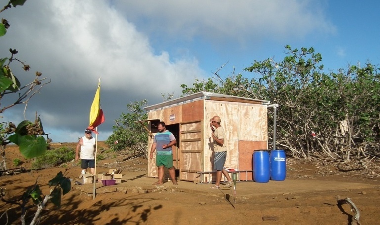 L'abri qui sert à entreposer le matériel pavoisé aux couleurs des Marquises.