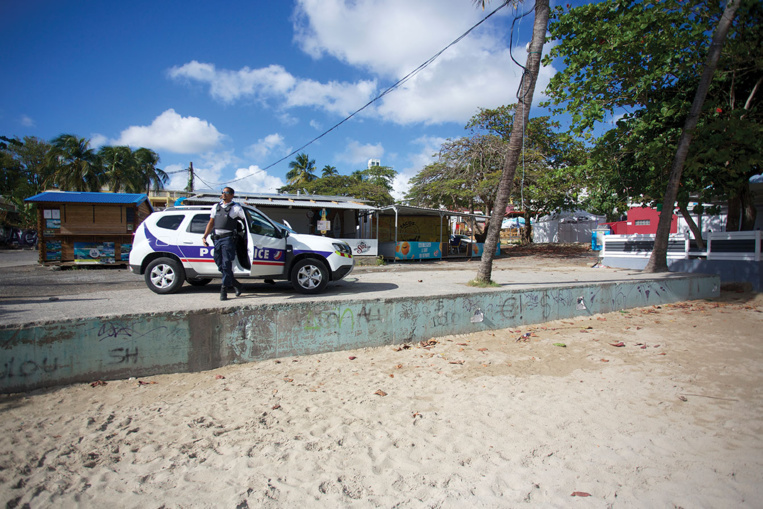 Covid-19 : la Guadeloupe se prépare à affronter une 3e vague, ferme ses centres commerciaux Covid-19 : la Guadeloupe se prépare à affronter une 3e vague, ferme ses centres commerciaux
