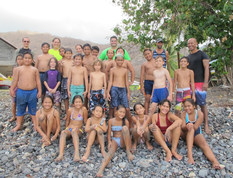 ​Les élèves de primaire de Nuku Hiva à l'examen du "savoir nager"