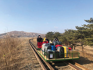 Des diplomates russes quittent la Corée du Nord en poussant un chariot ferroviaire