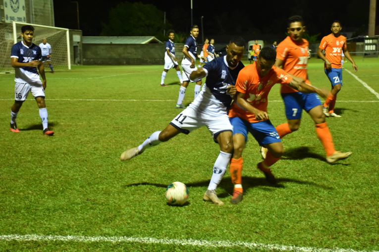 Dragon accroché par Vénus, Pirae en démonstration à Tefana Dragon accroché par Vénus, Pirae en démonstration à Tefana