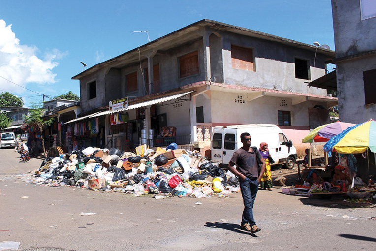 Mayotte: violences urbaines pour protester contre la destruction d'habitats illégaux Mayotte: violences urbaines pour protester contre la destruction d'habitats illégaux