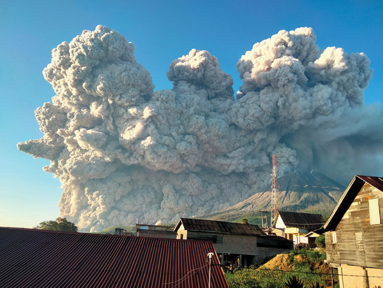 Indonésie: le volcan Sinabung crache une spectaculaire colonne de cendres Indonésie: le volcan Sinabung crache une spectaculaire colonne de cendres