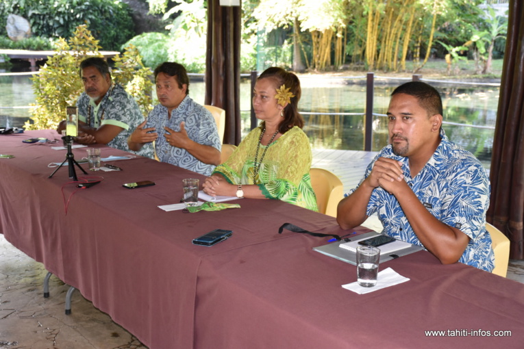 Les élus du mouvement A here ia Porinetia mardi matin lors d’une conférence de la presse donnée à Tarahoi.