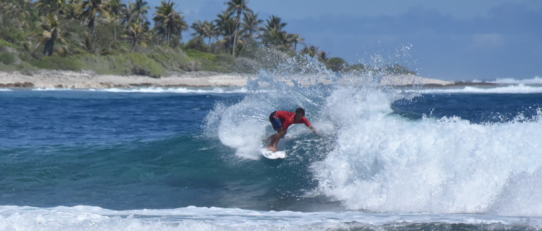 Kauli Vaast n'a eu besoin que de deux vagues pour mettre tout le monde d'accord dans sa série du premier tour. Kauli Vaast n'a eu besoin que de deux vagues pour mettre tout le monde d'accord dans sa série du premier tour.