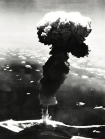 Photo prise le 4 octobre 1966 montrant l'essai Sirius sur l'atoll de Moruroa. (AFP)