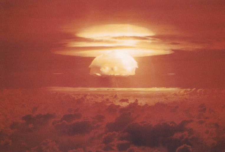 L’extraordinaire tir de Castle Bravo mené sur l’atoll de Bikini par les États-Unis en 1954 : 15 mégatonnes, l’essai américain le plus puissant.
