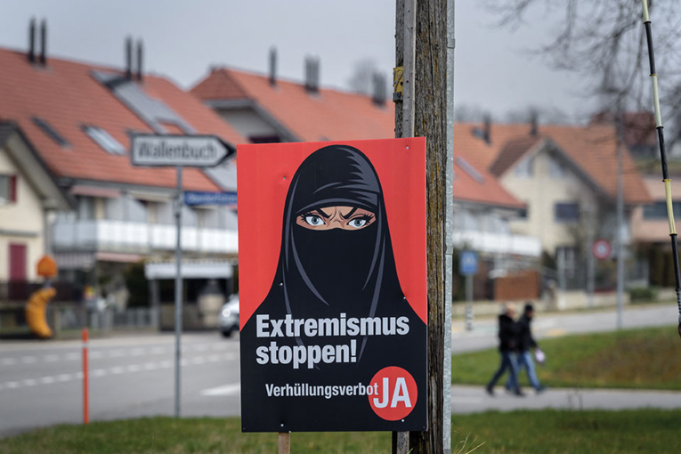 La Suisse adopte l'initiative anti-burqa d'une courte majorité La Suisse adopte l'initiative anti-burqa d'une courte majorité