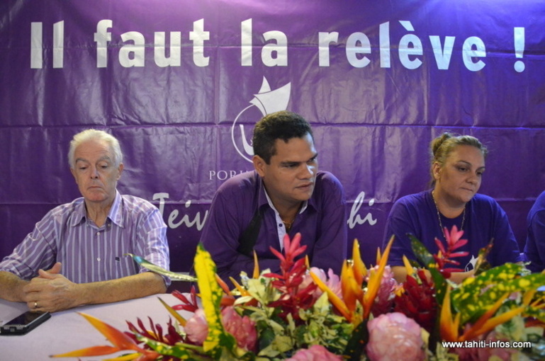 Teiva Manutahi, entouré de ses colistiers Pierre Marchesini et Christiane Ticchi
