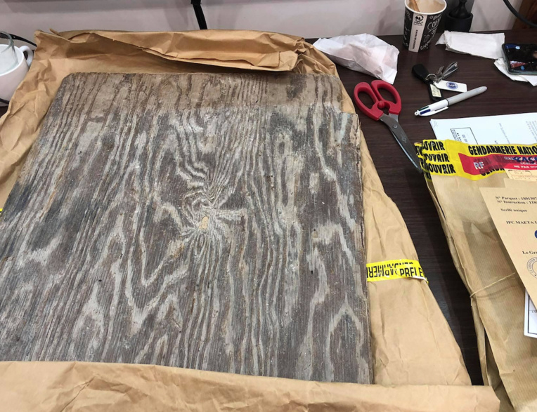 La planche de bois avec laquelle l'accusé avait frappé sa femme à plusieurs reprises.