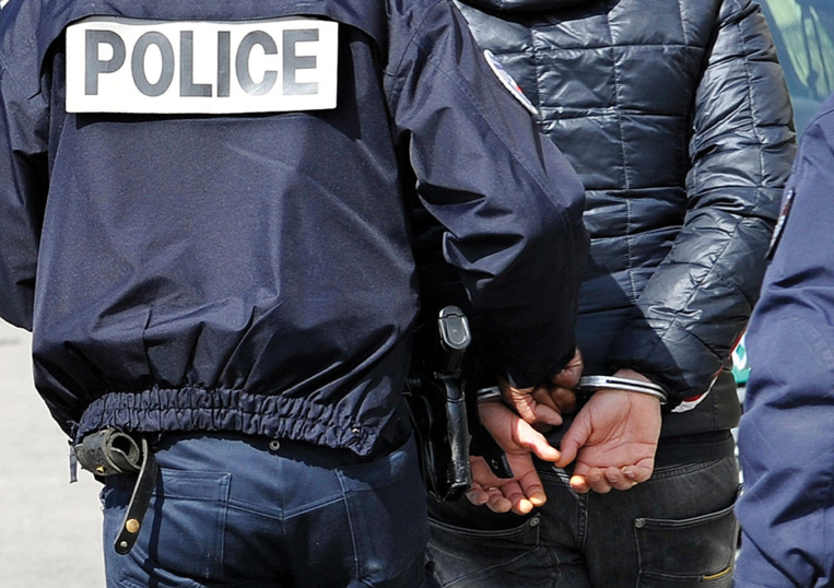 La Réunion: deux femmes retrouvées mortes, trois personnes en garde à vue La Réunion: deux femmes retrouvées mortes, trois personnes en garde à vue