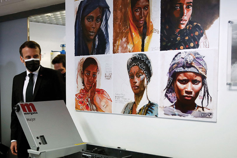 Macron rend hommage aux victimes du terrorisme