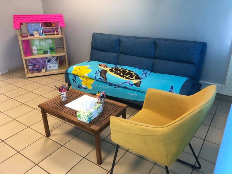 La salle “Mélanie” a vocation à recevoir les victimes mineures et à les mettre en confiance. La salle “Mélanie” a vocation à recevoir les victimes mineures et à les mettre en confiance.