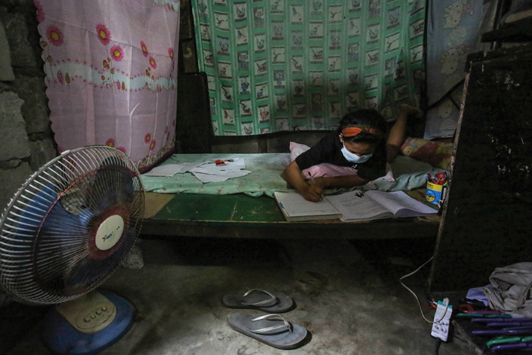 L'école à distance, défi impossible dans les bidonvilles de Manille