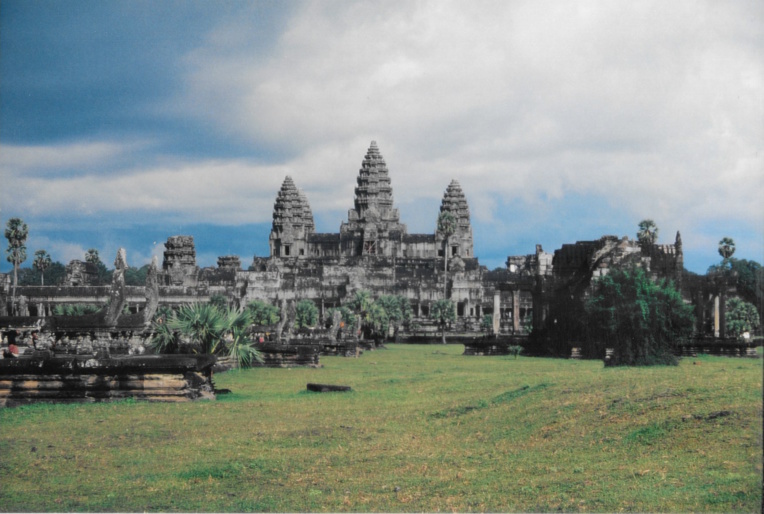 Angkor Vat est un nom moderne signifiant “capitale monastère”. Ce temple d’Etat a été bâti au XIIe siècle par le roi Suryavarman II. Il était dédié au dieu Vishnu. C’est le monument le mieux conservé de tous les temples khmers, car il est toujours un monastère et un lieu de culte (bouddhiste) depuis sa redécouverte au XVIe siècle (par le roi Ang Chan).