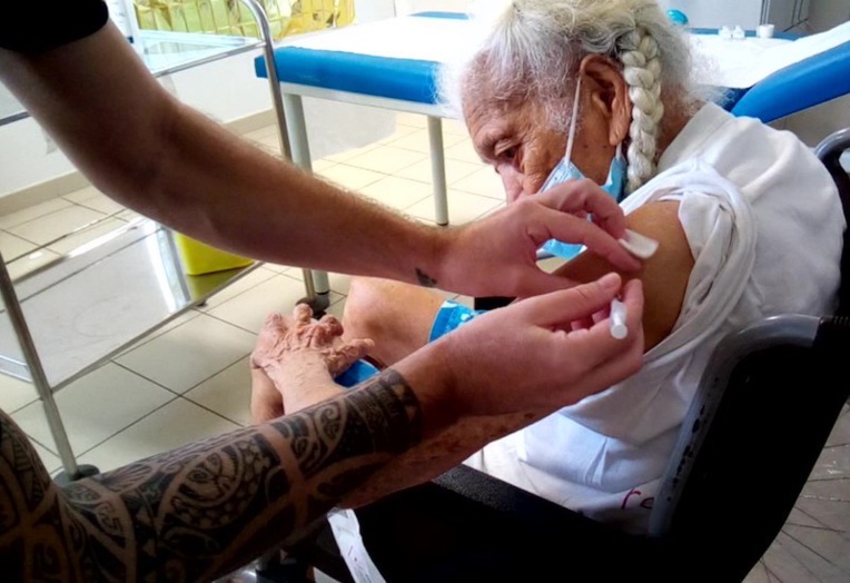 Vaccination : la doyenne de Hao montre l'exemple