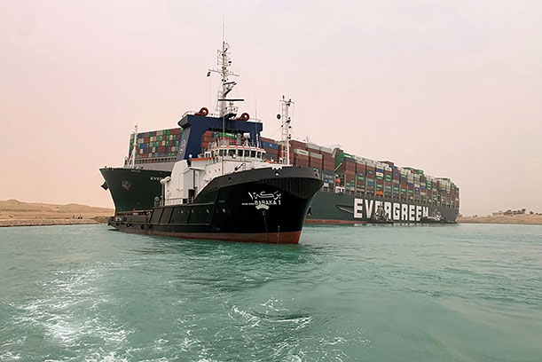 Canal de Suez: un porte-conteneurs échoué, des dizaines de navires retardés