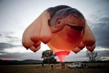 Une tortue géante à mamelles dans le ciel de Canberra: l'opinion divisée