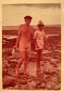 Une photo qui remonte à la jeunesse de Jean-Paul ; son petit sac de coquillages à la main, il est sur le récif, à Huahine, avec son épouse, Valentine.