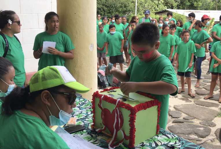 La boîte qui recevait les dons. Au total ce sont plus de 200 000 Fcfp qui ont été récoltés.