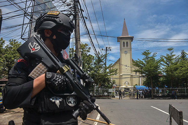 Indonésie: attentat suicide contre une cathédrale, les assaillants proches de l'EI