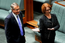 la Première ministre australienne Julia Gillard introduit son Trésorier Wayne Swan avant son discours budgétaire