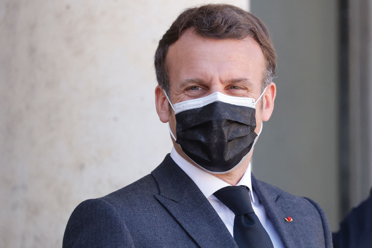 Covid: l'opposition appelle Macron à "assumer" ses décisions