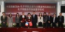 Cérémonie de signature de la première convention pour l’établissement de l’Institut Confucius à l’UPF, le 15 janvier 2013 à Pékin