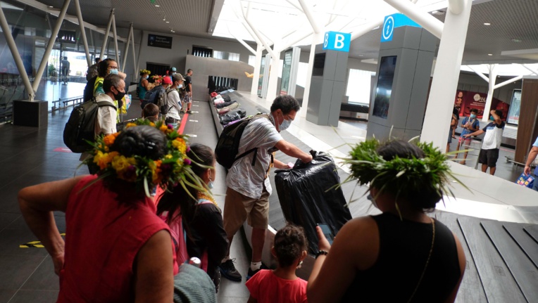 Espace climatisée, plus étendu avec des tapis bagages plus grands et un accès direct à la boutique "Duty paid" : Les passagers des îles ont découvert hier le nouveau circuit mis en place à aéroport de Tahiti-Faa’a. Crédit GB