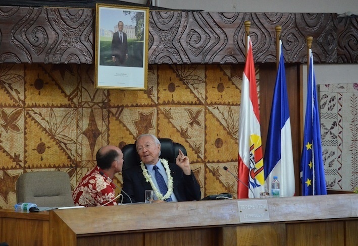 Gaston Flosse accroche le portrait officiel du Président de la République à l'Assemblée