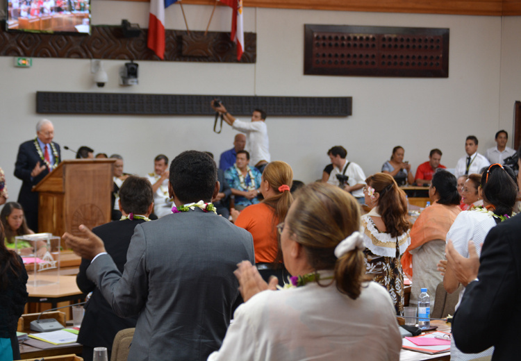 Standing ovation dans les rangs du Tahoeraa après le discours de Gaston Flosse en français.