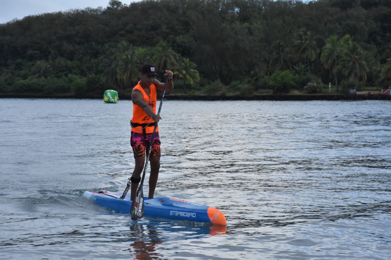 Tuhiti Tirao vainqueur de la course en stand up paddle.